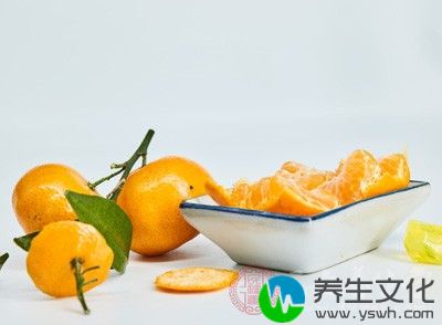 将桔子连皮捣烂，浸入医用酒精