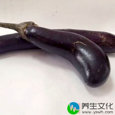 茄子2个，鸡蛋2个，面粉 80克，盐，油，胡椒粉