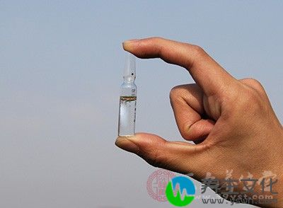 用呋喃西林溶液或1∶2000黄连素溶液湿敷