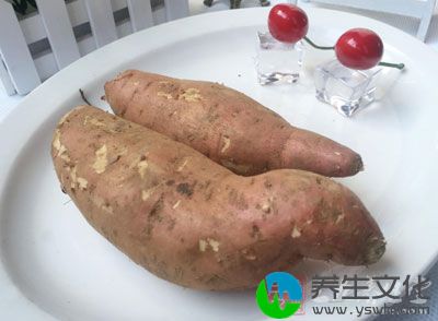 番薯含有丰富的食物纤维，这种食物纤维能增加粪便的体积