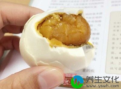 煮咸鸭蛋的方法：咸鸭蛋洗净，冷水放入锅中