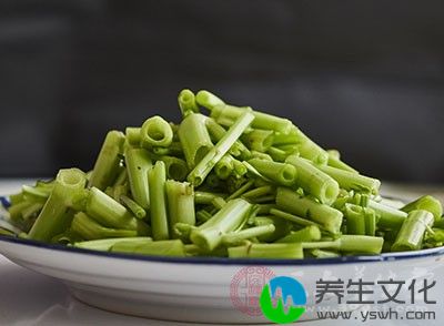 空心菜属于碱性的食物，它含有着钾、氯等元素，能够调节水液的平衡