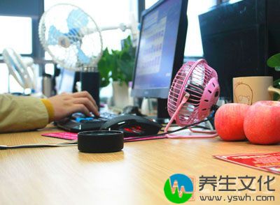 上班族们其养生的首要条件就是先保持办公桌的清洁