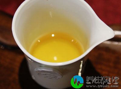 上药除蜂蜜外，共研粗末，和匀，装入布袋扎紧，倒入白酒1000ml