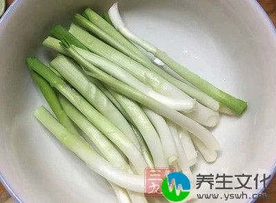 糖(最好是冰糖末)，葱段，姜片，料酒