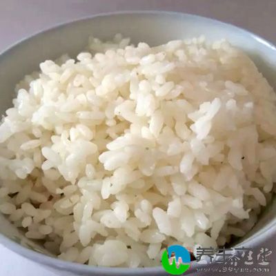 香干1片，小青红椒2-3个，鸡蛋1个，米饭适量