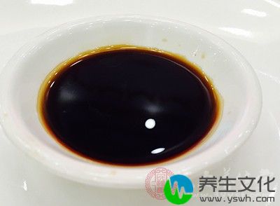 不能食用酱油，有可能导致伤口留下疤痕