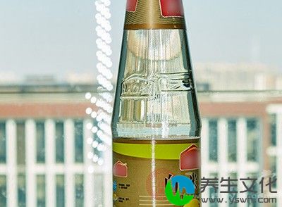 每次以中性洗发液洗发后，再用加入少量食醋的温水漂洗头发，20分钟后用清水冲洗