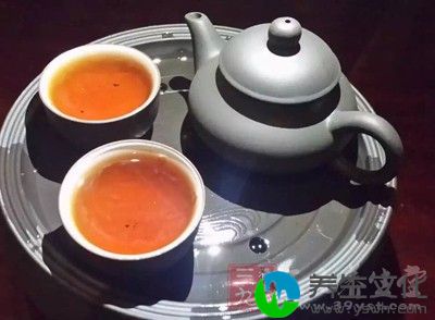 小葫仙一边喝茶一边想着