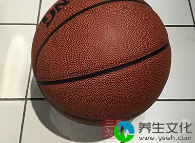 使用五根手指持球，并将手指向内紧缩