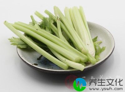 先将芹菜洗干净