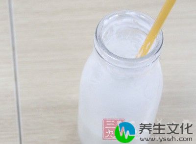 酸奶含有的乳酸，可以促进细胞新陈代谢