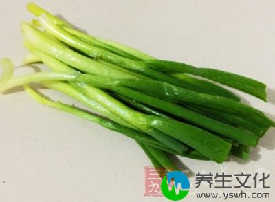 葱花(或洋葱末)，蒜末，空心菜起，盐，食用油