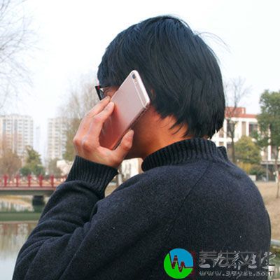 不要在男人社交时频繁打电话催其回家