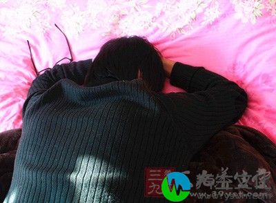 两手食指、中指、无名指弯曲成45度