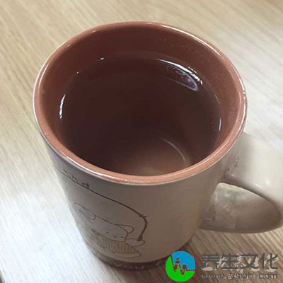 正餐前喝一杯水或茶