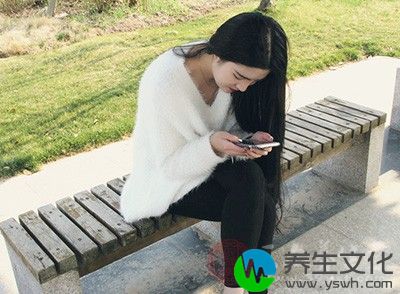 不要玩手机、电脑等电子产品，会增加眼部负担，避免眼睛疲劳