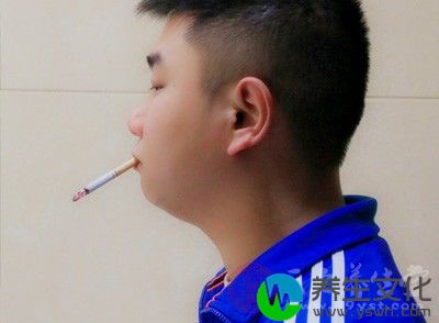 吸烟酗酒也是导致男性掉头发的一个重要原因