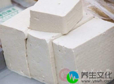 将豆腐与米醋一同放入锅中