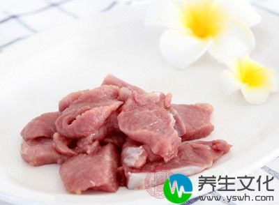 猪肉切成肉馅，加入葱姜末，调料拌匀