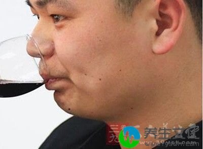 下巴有痣的男人一般学问也不会低，平时也很懂得享受生活质量