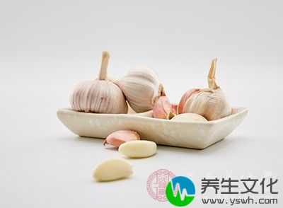 蒜头买回来后，最好扎紧塑料袋的口子，防止蒜头吸潮