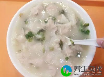 在一家面店吃完早餐(馄饨)后就去上班