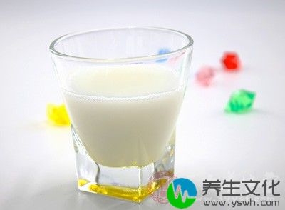 酸牛奶中含酸性物质，有助于软化皮肤的黏性物质