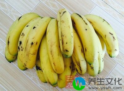 香蕉、绿色蔬菜各100克，粳米70克，食盐适量