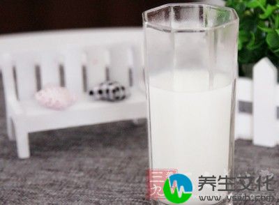 低脂鲜奶一小杯