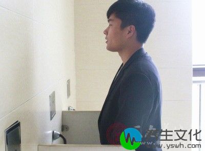 症见血精量多，色红或暗红，小便灼热不爽，或伴尿血，腰骶、少腹