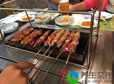 平时无肉不欢，尤其爱吃烤肉和路边各种快餐