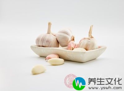 大蒜也可以帮助我们治疗脚气，那么具体要如何实施呢