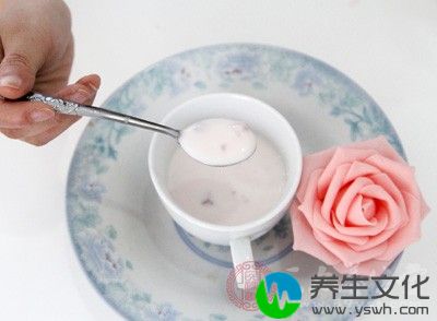 喝一支含益生菌的酸奶，严重者可以直接食用补充益生菌的药物，可以增加肠道中有益菌的数目，平衡肠道菌群，从而解决便秘的情况