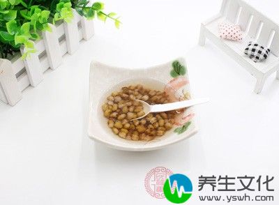 先把绿豆淘洗干净，沥干水分