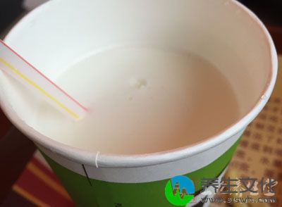 绿茶30克冲泡成浓茶，牛奶500毫升