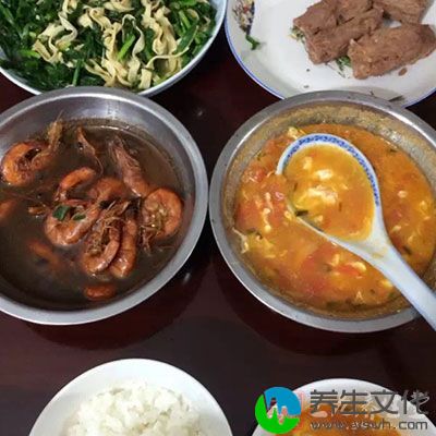 定时定量进餐，每两餐之间相隔4～5小时