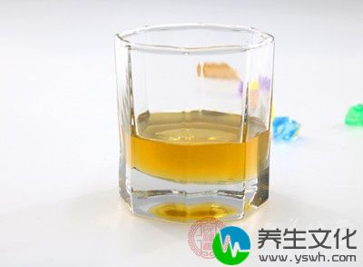 晨起空腹饮一杯淡盐水或蜂蜜水