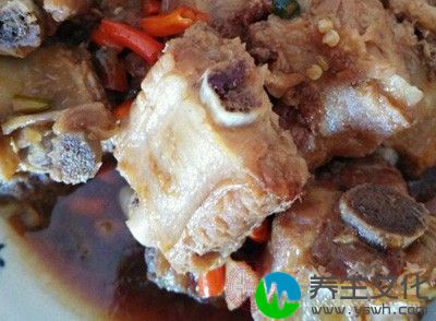 子排是指腹腔连接背脊的部位，它的下方是五花肉