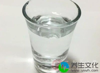 习惯性饮酒，酒精会使得大脑体积缩小、重量减轻及智力衰退