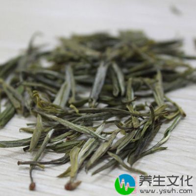 把泡过的茶叶包滤干，放在冰箱中片刻