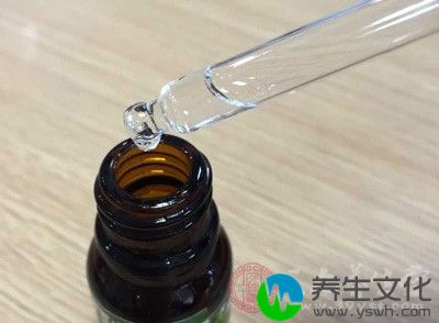 使用一些精华油并配合对眼角的按摩效果相当不错