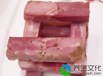 当看到牛肉全部变色后立刻铲起锅