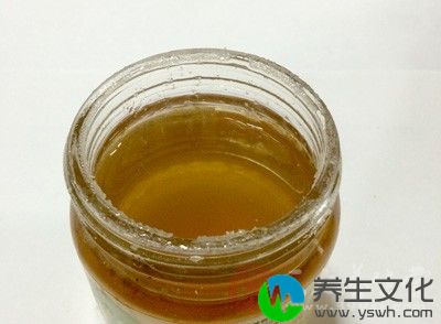 兑入适量的蜂蜜搅匀备用