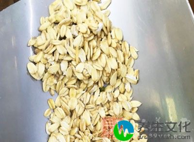 材料：燕麦30g、榛果3颗、荔枝5颗