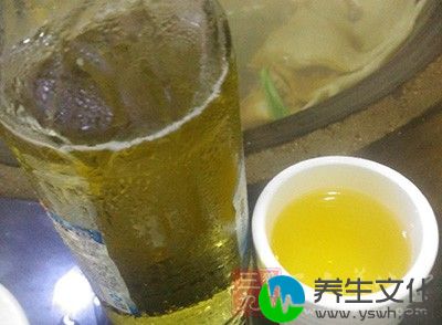 每天灌10瓶啤酒欲化掉肾结石