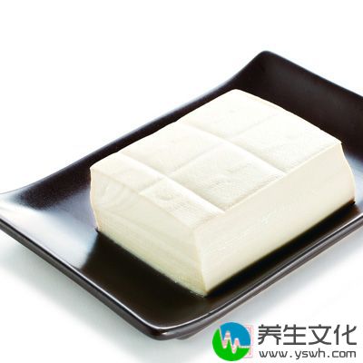 将豆腐放碗里捣烂成豆腐泥