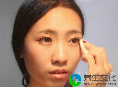 女性在开眼角时要注意避开月经期，并且不要化妆