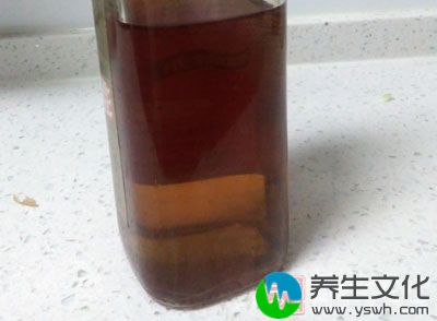 倒入50度白酒500ml，密闭容器2周后，即可启封使用