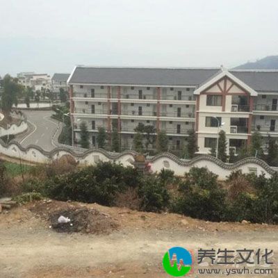 楼房建立在环路天桥等旁边